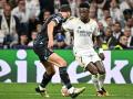 El delantero brasileño del Real Madrid Vinicius Junior lucha por el balón con el defensor portugués del Manchester City Ruben Dias