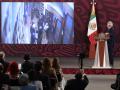 El presidente de México, Andrés Manuel López Obrador, observa el video del asalto a la embajada de México en Quito