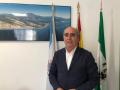 El alcalde de Manilva, José Manuel Fernández, posa en el despacho del Ayuntamiento