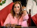 La presidenta peruana Dina Boluarte muestra uno de los relojes objeto de investigación