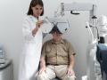 Hombre que tiene un control de la vista en una clínica de oftalmología