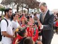 Don Felipe saluda a un grupo de alumnos en Las Palmas