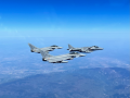 Un momento del vuelo conjunto de cazas Eurofighter y Harrier españoles en el espacio aéro de Bulgaria