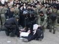 La policía de Israel trata de desalojar a los ultraortodoxos sentados frente a las oficinas de reclutamiento de Jerusalén