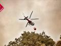Helicóptero de bomberos durante labores extinción incendio en Tárbena