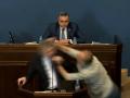 Un diputado golpea al líder de la mayoría parlamentaria de Georgia