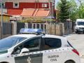 Un vehículo de la Guardia Civil en la vivienda donde se produjo el triple crimen, a 15 de abril de 2024, en Chiloeches, Guadalajara