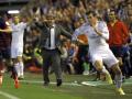 El entrenador argentino del FC Barcelona Gerardo Martino (c) durante la jugada en la que el galés Gareth Bale (d), del Real Madrid, se escapa de Marc Bartra (i) para conseguir el segundo gol del equipo blanco, durante la final de la Copa del Rey que disputan esta noche en el estadio de Mestalla, en Valencia. EFE/Alberto Estévez