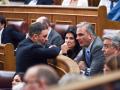 Santiago Abascal conversa con María Ruiz y Javier Ortega Smith en el Congreso