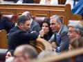 Santiago Abascal conversa con María Ruiz y Javier Ortega Smith en el Congreso
