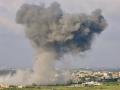 El humo sale del lugar de un ataque aéreo israelí en la aldea de Majdel Zoun, en el sur del Líbano
