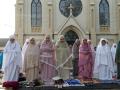 Mujeres musulmanas participan en la celebración del fin de Ramadán, frente a la iglesia del Sagrado Corazón de Jesús en Yakarta