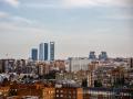 Vista de las Cuatro Torres Business Area y las Torres Kio desde el Faro de Moncloa