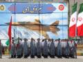 Soldados iraníes participan en un desfile militar durante una ceremonia que marca el día anual del ejército del país, en Teherán
