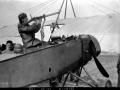 Primera tentativa en un Morane-Saulnier L francés de montar un cañón de tiro delantero. El aviador es Georges Guynemer