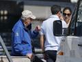 El rey Juan Carlos charla con las tripulaciones de los barcos participantes