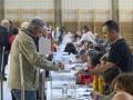 Varias personas ejercen su derecho al voto en el centro cívico de Iparralde durante las elecciones al Parlamento Vasco, este domingo