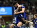 Thuram y Bastoni celebran abrazados un gol del Inter este curso