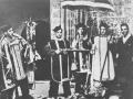 Milicianos vestidos con ropas litúrgicas tras el saqueo de una iglesia. Madrid, 1936