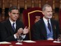 ALCALÁ DE HENARES (MADRID), 23/04/2024.- El rey de España, Felipe VI, junto al presidente del Gobierno, Pedro Sánchez (i), durante la ceremonia de entrega del Premio Cervantes 2023 al escritor español Luis Mateo Díez este martes en el Paraninfo de la Universidad de Alcalá de Henares. EFE/Ballesteros POOL
