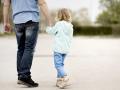 Padre con su hija en el parque