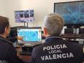 Dos agentes de la Policía Local de Valencia, en el Centro de Coordinación