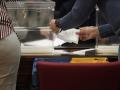 Varias personas durante el recuento del voto CERA en Bilbao