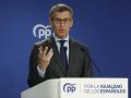​El líder del PP, Alberto Núñez Feijóo durante la rueda de prensa ofrecida en la sede de la formación