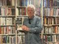 Mark Guscin posa con su libro en la coruñesa Librería Arenas