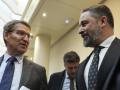 El líder del PP, Alberto Núñez Feijóo (i), y el de Vox, Santiago Abascal (d), al finalizar un pleno del Congreso