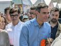 El presidente del Gobierno, Pedro Sánchez, acompañado por el líder del PSC, Salvador Illa, ha irrumpido por sorpresa este miércoles en la Feria de Abril de Barcelona