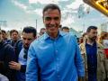El presidente del Gobierno, Pedro Sánchez, a su llegada a la Feria de Abril, a 1 de mayo de 2024, en Barcelona, Catalunya (España). El presidente del Gobierno ha visitado hoy la Feria de Abril,  instalada entre las ciudades de Barcelona y Sant Adrià de Besòs. Ha estado en la caseta del PSC junto al líder del partido y candidato a las elecciones catalanas. Esta es la primera aparición pública de Sánchez después de que el pasado lunes, 29 de abril anunciase que seguía al frente del Gobierno tras tomarse cinco días de reflexión y anular su agenda política.
01 MAYO 2024;FERIA DE ABRIL;BARCELONA;CATALUNYA;PEDRO SÁNCHEZ
Kike Rincón / Europa Press
01/5/2024