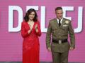 La presidenta de la comunidad de Madrid, Isabel Díaz Ayuso , entrega su reconocimiento al cabo primero del Ejército de Tierra Fernando Martín Pozueco