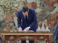 El presidente del Gobierno, Pedro Sánchez, firma el documento antes de que el rey Felipe VI sancione por primera vez una reforma de la Constitución