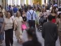 Gente paseando por el centro de Sevilla