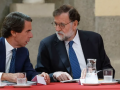 Los expresidentes del Gobierno José María Aznar y Mariano Rajoy, en una imagen de archivo