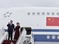 El presidente de China, Xi Jinping, y su esposa, Peng Liyuan, saludan antes de desembarcar de su avión
