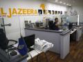 Un empleado de Al-Jazeera en la oficina del canal en Jerusalén (archivo)