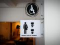 Entrada a un baño unisex