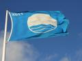 Bandera azul en una playa española