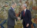 El Rey con el presidente de la Xunta de Galicia, Alfonso Rueda, este martes en La Zarzuela