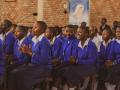Unos niños de Tanzania participan en una catequesis de Radio María