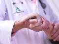 Doctor del Servicio Andaluz de Salud (SAS) junto a un paciente