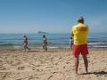 Un socorrista contempla el agua en la playa de Levante de Benidorm
