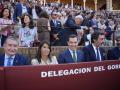 El presidente de la Junta de Andalucía, Juanma Moreno, junto a la rejoneadora Lea Vicens, en una tarde de toros en la Maestranza

(2d) el escritor, Juan del Val (d) la rejoneadora Lea Vicens (2i) y el consejero de la Presidencia, Interior, Diálogo Social y Simplificación Administrativa Antonio Sanz Cabello (i) esperan el comienzo de la tarde de toros, a 15 de abril de 2024, en Sevilla, Andalucía (España).  Juanma Moreno asiste a la Maestranza en compañía de Juan del Val para presenciar la corrida de hoy.
Joaquin Corchero / Europa Press
15/4/2024