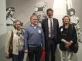 ALCALÁ DE HENARES (C. DE MADRID), 08/05/2024.- El ministro de Cultura, Ernest Urtasun, posa con varios representantes de la Asociación de Amigos de las Brigadas Internacionales durante la inauguración del Archivo Histórico de Movimientos Sociales, cuyos fondos abordan temas como la lucha obrera, el feminismo, el movimieto LGTBIQ y la memoria de las personas afrodescendientes, este miércoles en Alcalá de Henares. EFE/Guillermo Martínez