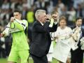 Ancelotti celebra la victoria sobre el césped