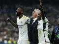 MADRID, 08/05/2024.- (i-d) Antonio Rudiger, Carlo Ancelotti y Vinicius Jr., todos del Real Madrid, celebran la victoria tras el partido de vuelta de las semifinales de la Liga de Campeones que Real Madrid y Bayern de Múnich disputaron hoy miércoles en el estadio Santiago Bernabéu, en Madrid. EFE/JUANJO MARTIN