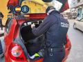 Un agente de la Policía Nacional revisa un coche, este miércoles, en Orriols (Valencia)