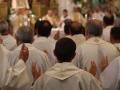 Sacerdotes celebrando la fiesta de san Juan de Ávila en el Seminario Conciliar San Ildefonso de Toledo, conmemorando sus bodas de plata y oro